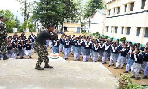 राजकीय इंटर कॉलेज ग्वालदम की  छात्राओं को एस एस बी द्वारा दिया जा रहा आत्मरक्षा  प्रशिक्षण।