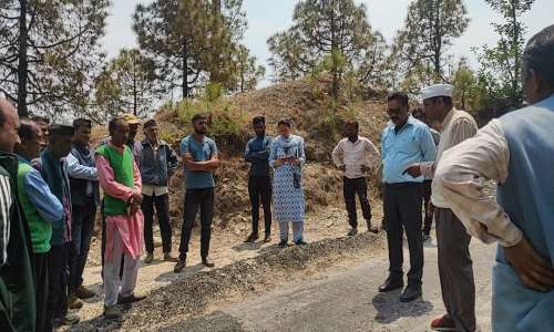 *ग्रामीण क्षेत्रों में सड़क निर्माण की कार्यदायी संस्थाएं कर रही निम्न गुणवत्ता युक्त कार्य ग्रामीणों ने रोका कार्य.